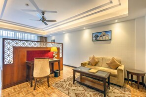 Executive Room | Living room | TV - LP Vilas (Vikasnagar)