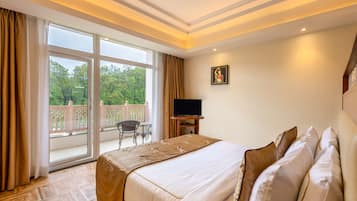 Minibar, in-room safe, desk, iron/ironing board