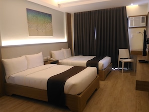 Minibar, in-room safe, desk, iron/ironing board - Aquamira Hotel & Resort (Tanza)