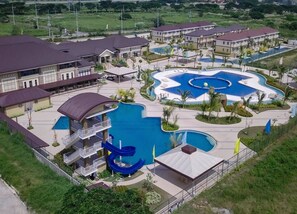 4 座室外游泳池，提供遮陽小屋 (付費)和救生員