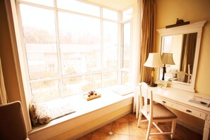 Signature Twin Room | Room amenity - Hangzhou Huagang HNA Resort (Hangzhou)