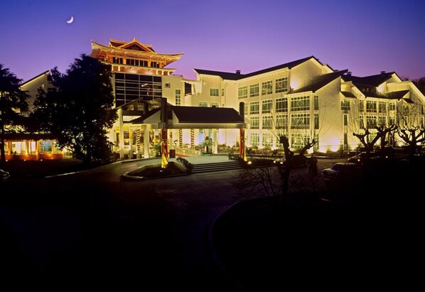Front of property – evening/night - Hangzhou Huagang HNA Resort (Hangzhou)