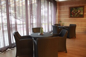 Lobby sitting area - Hangzhou Huagang HNA Resort (Hangzhou)