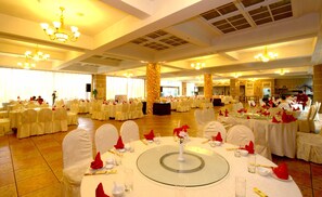 2 restaurants; breakfast, lunch, and dinner served - Hangzhou Huagang HNA Resort (Hangzhou)