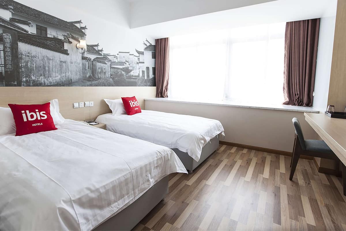 Twin Room | Desk, blackout drapes, free WiFi