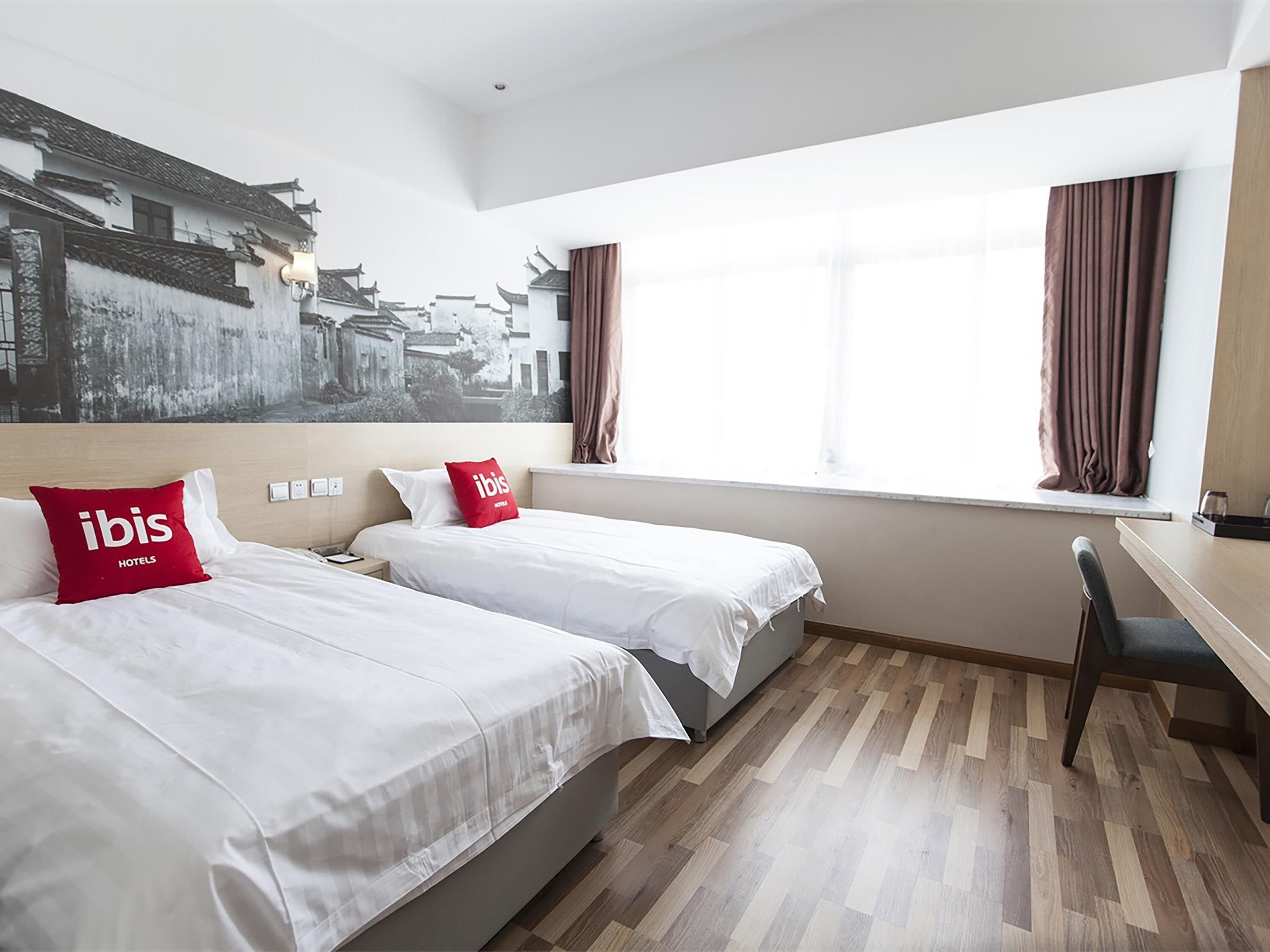 Twin Room | Desk, blackout drapes, free WiFi