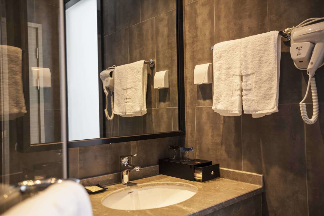 twin room | bathroom | shower, eco-friendly toiletries, hair dryer, slippers