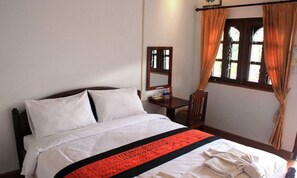 Standard Double Room | Desk, iron/ironing board, free WiFi - DP Guesthouse (Pakbeng)