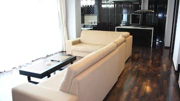President Room | Living area | Flat-screen TV, table tennis
