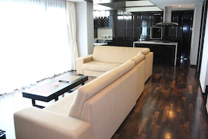 President Room | Living area | Flat-screen TV, table tennis - High Castle Resort (Jeongseon)