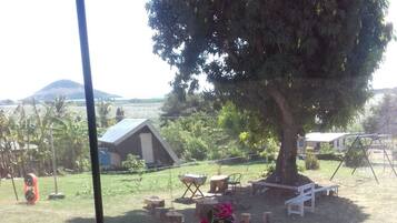 Serveert ontbijt, lunch en diner