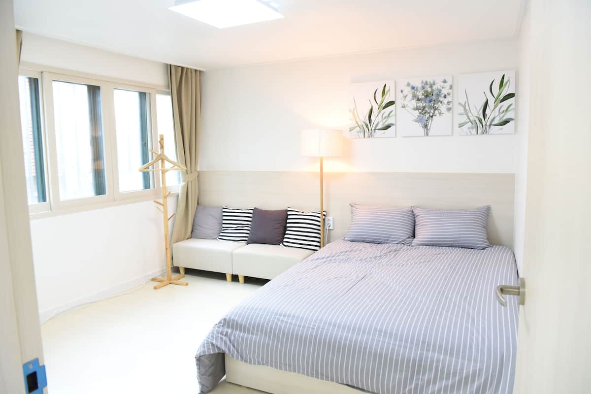 Room (201) | Free WiFi