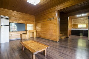 Cabin, 2 Bedrooms (40 Pyeong) | Living area