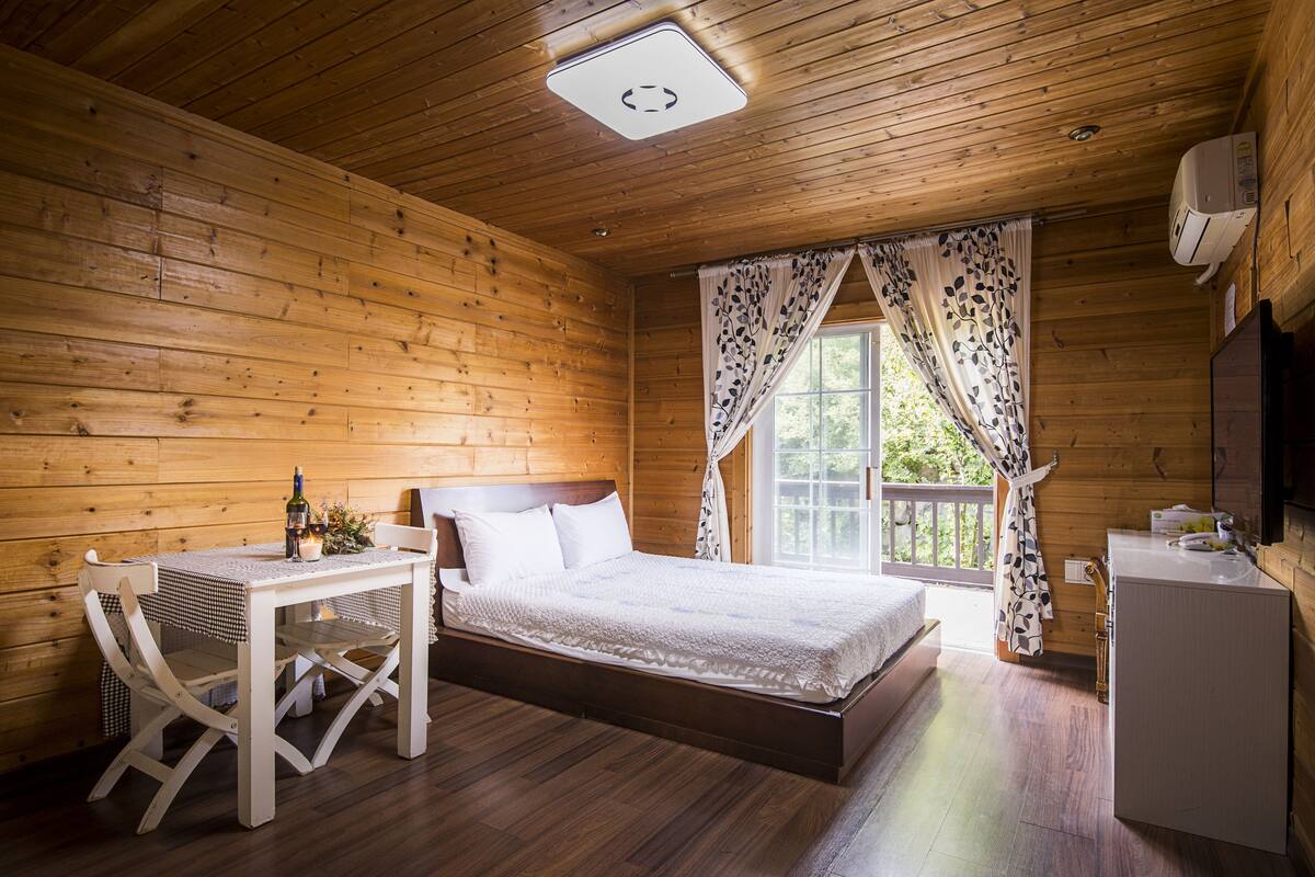Deluxe Double Room (Iris)