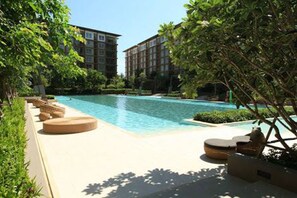 Outdoor pool, free cabanas, sun loungers - Baan Thew Lom Condominium (Cha-am)