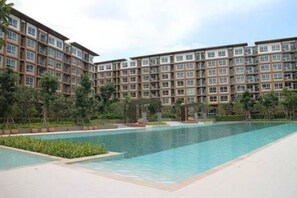 Una piscina al aire libre, camas de piscina gratis