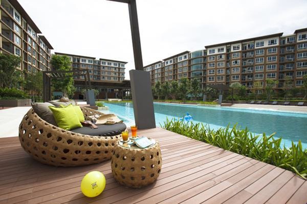 Outdoor pool, free cabanas, sun loungers