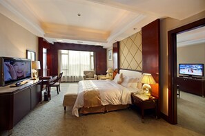 Premier Suite | Minibar, in-room safe, desk, blackout drapes - Dongguan Huihua International Hotel (Dongguan)