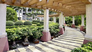 A covered walkway with columns and potted plants. - Dongguan Huihua International Hotel (Dongguan)