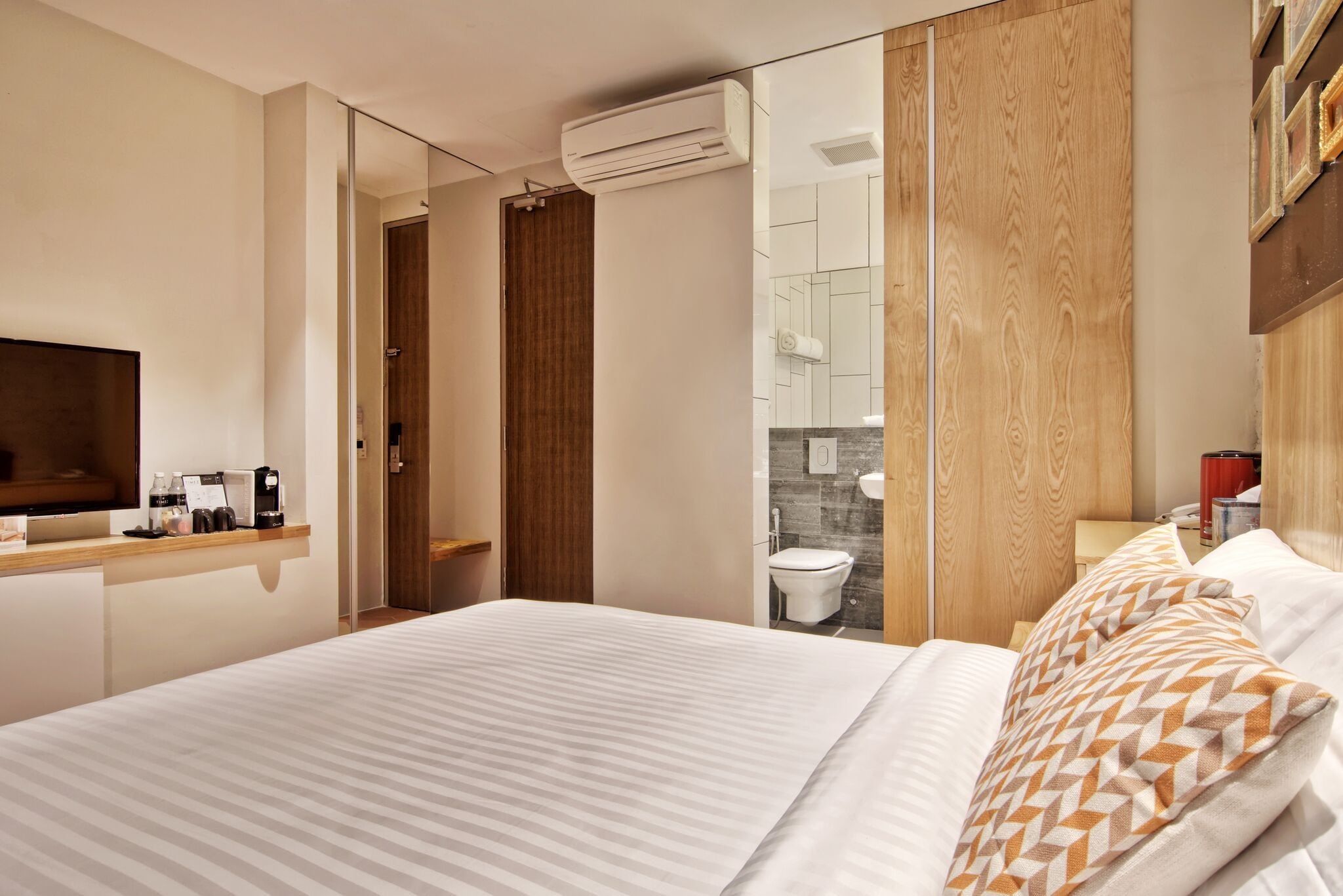 deluxe room, 1 queen bed | 1 bedroom, minibar, in-room safe, desk