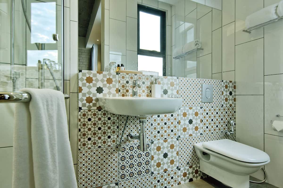 standard room, 1 queen bed | bathroom | free toiletries, hair dryer, slippers, bidet