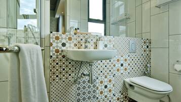 Artículos de tocador gratuitos, secador de pelo, pantuflas, bidet