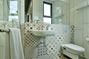 Chambre Standard, 1 grand lit | Salle de bain | Articles de toilette gratuits, sèche-cheveux, chaussons, bidet