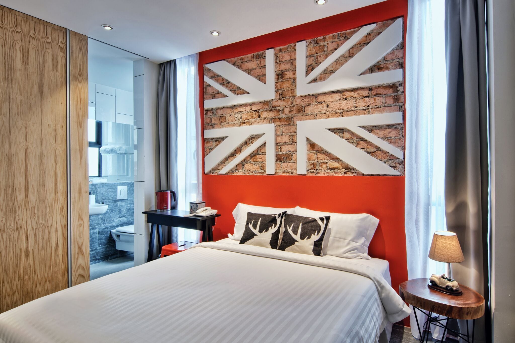 standard room, 1 queen bed | 1 bedroom, minibar, in-room safe, desk