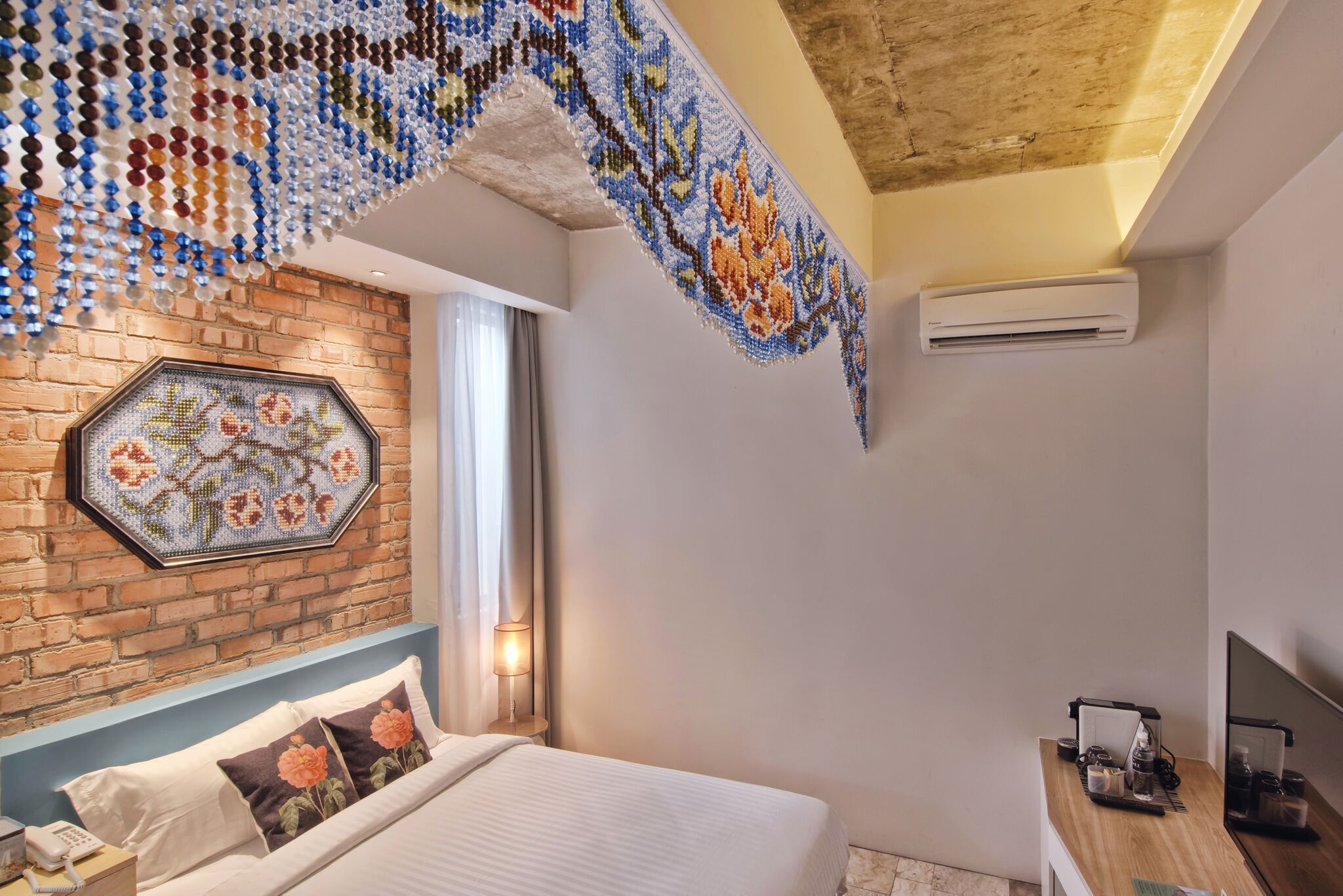 standard room, 1 queen bed | 1 bedroom, minibar, in-room safe, desk