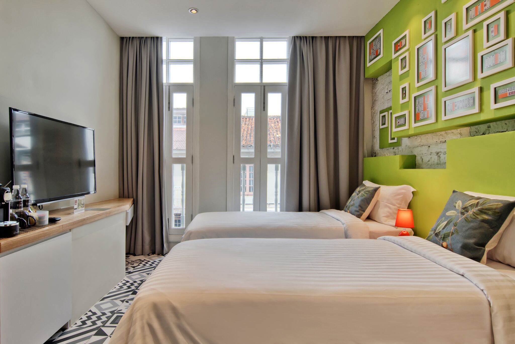 deluxe twin room | 1 bedroom, minibar, in-room safe, desk