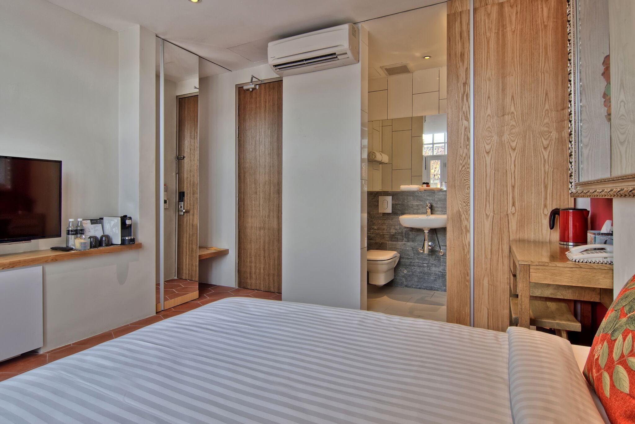 deluxe room, 1 queen bed | 1 bedroom, minibar, in-room safe, desk