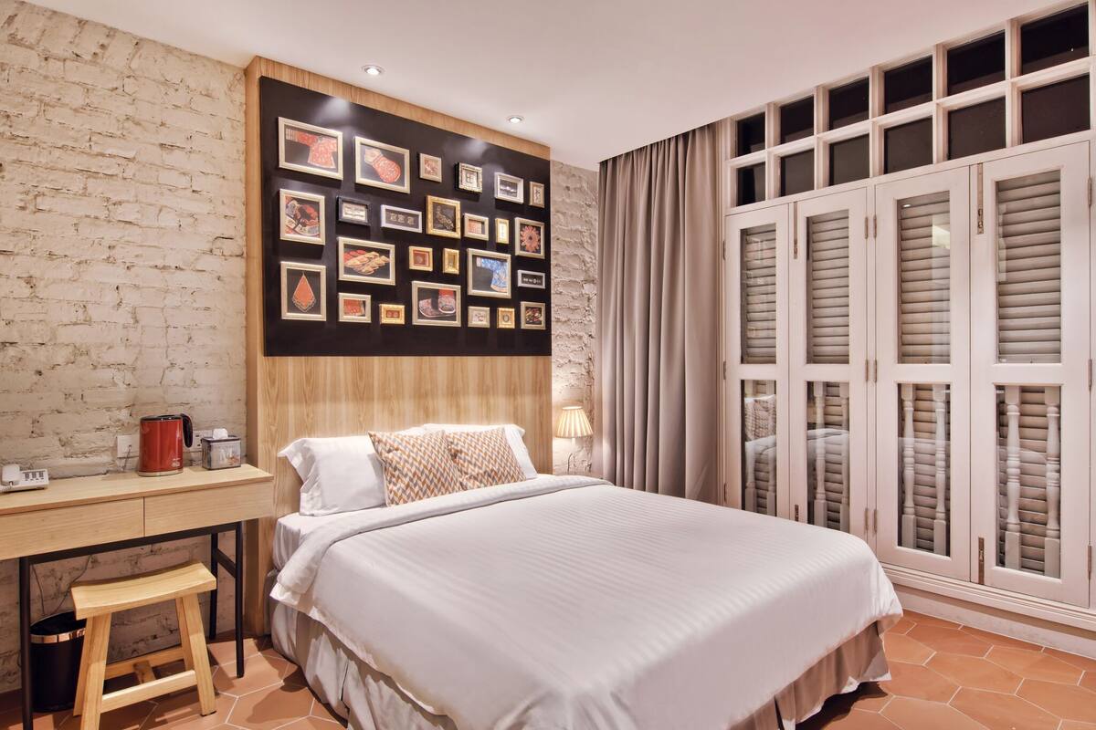 Minibar, caja de seguridad en la habitación y escritorio