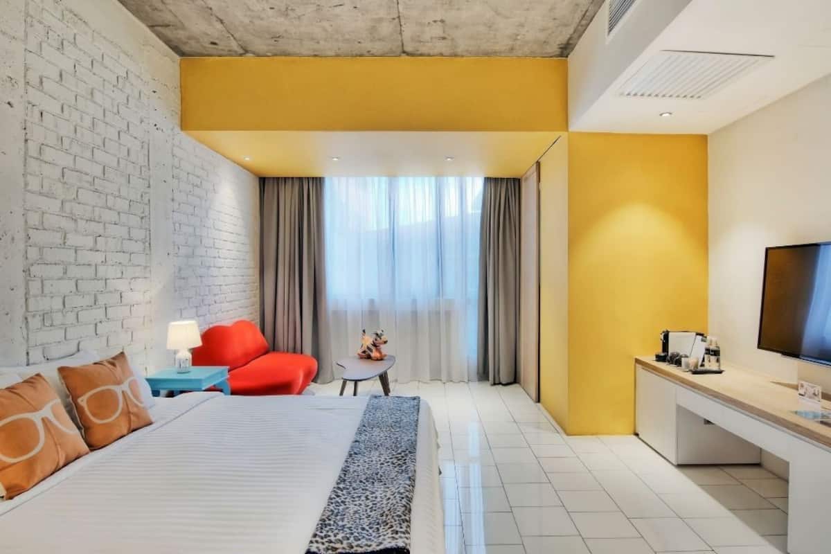 Minibar, caja de seguridad en la habitación y escritorio