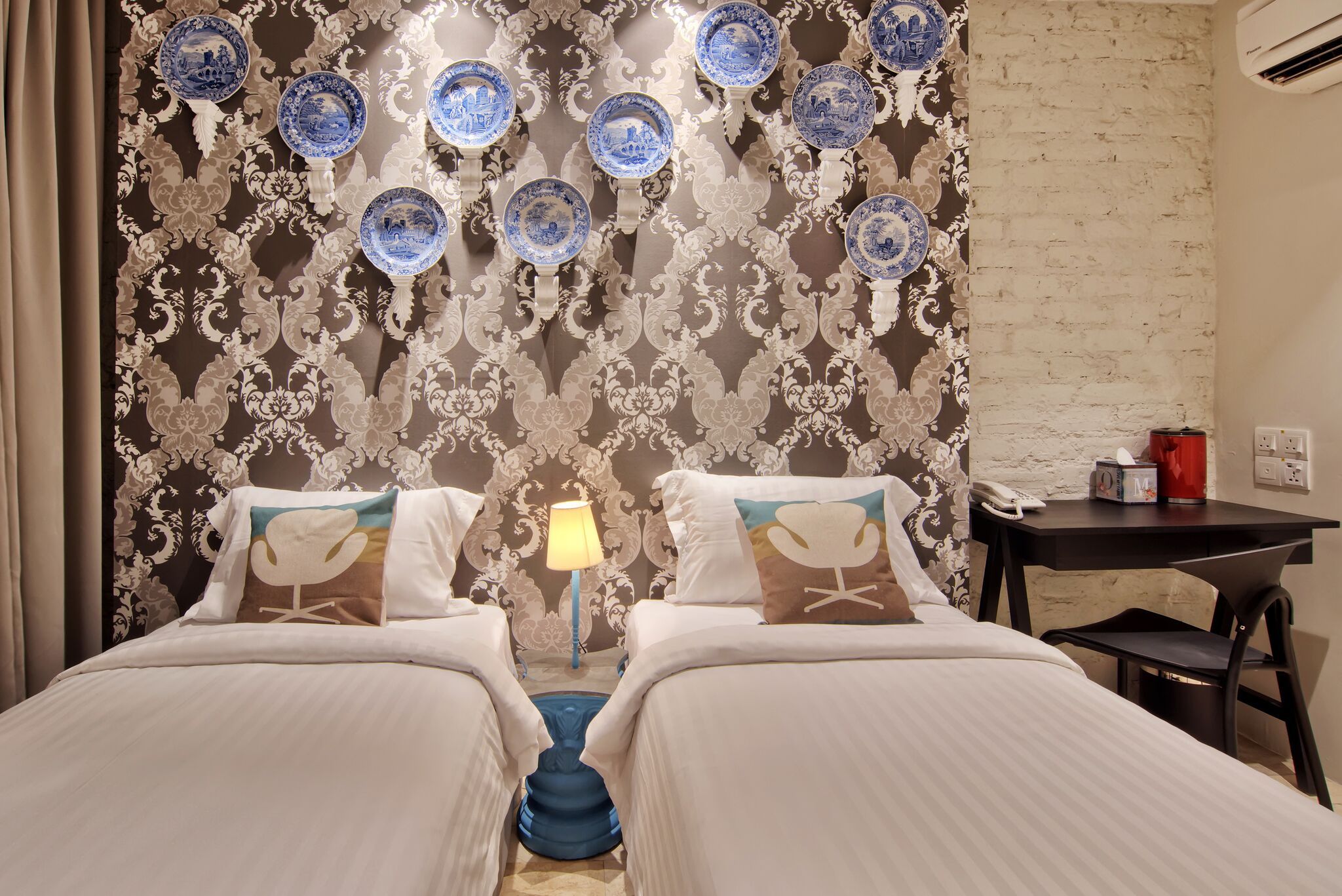 deluxe twin room | 1 bedroom, minibar, in-room safe, desk