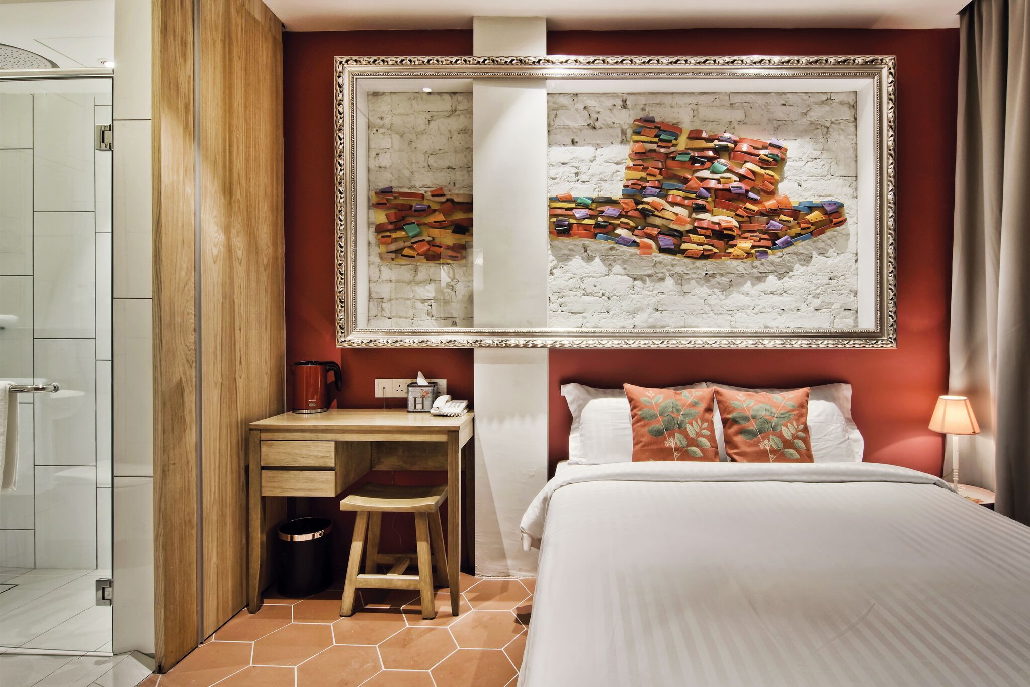 deluxe room, 1 queen bed | 1 bedroom, minibar, in-room safe, desk