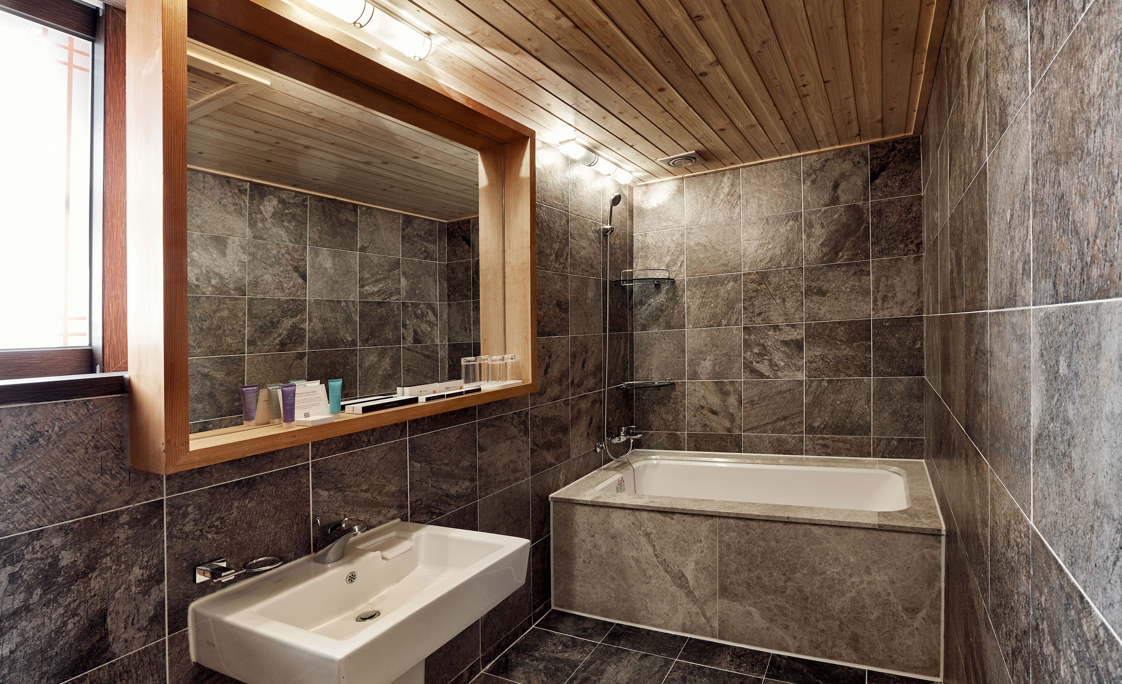 deluxe suite (hanok view) | deep-soaking bathtub