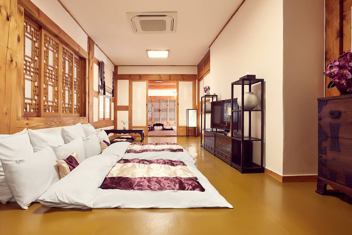 deluxe suite (hanok view) | free minibar, soundproofing, iron/ironing board, free wifi