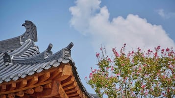 Un edificio tradicional de madera con techo curvo y diseño ornamentado.