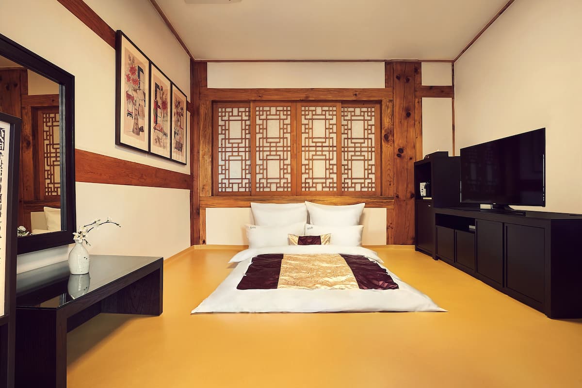 Standard Room (Hanok View, Ondol) | Free minibar, soundproofing, iron/ironing board (on request), free WiFi