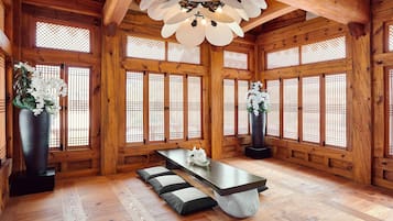 Royal-suite (Hanok View) | Gratis minibar, lydisolering, strygejern/strygebræt, gratis Wi-Fi