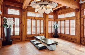 Royal suite (Hanok View) | Een gratis minibar, geluiddichte muren, een strijkplank/strijkijzer