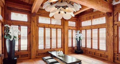 Hanok stay NAMWONYECHON by Kensington