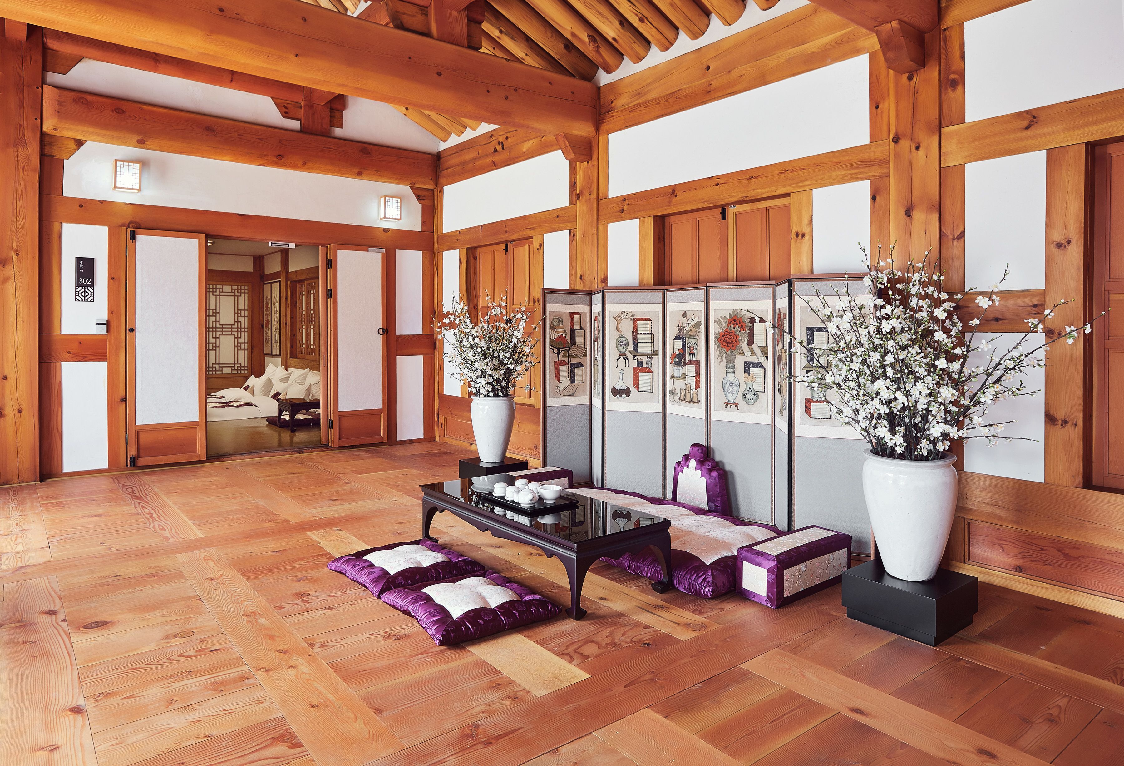 deluxe suite (hanok view) | lobby sitting area