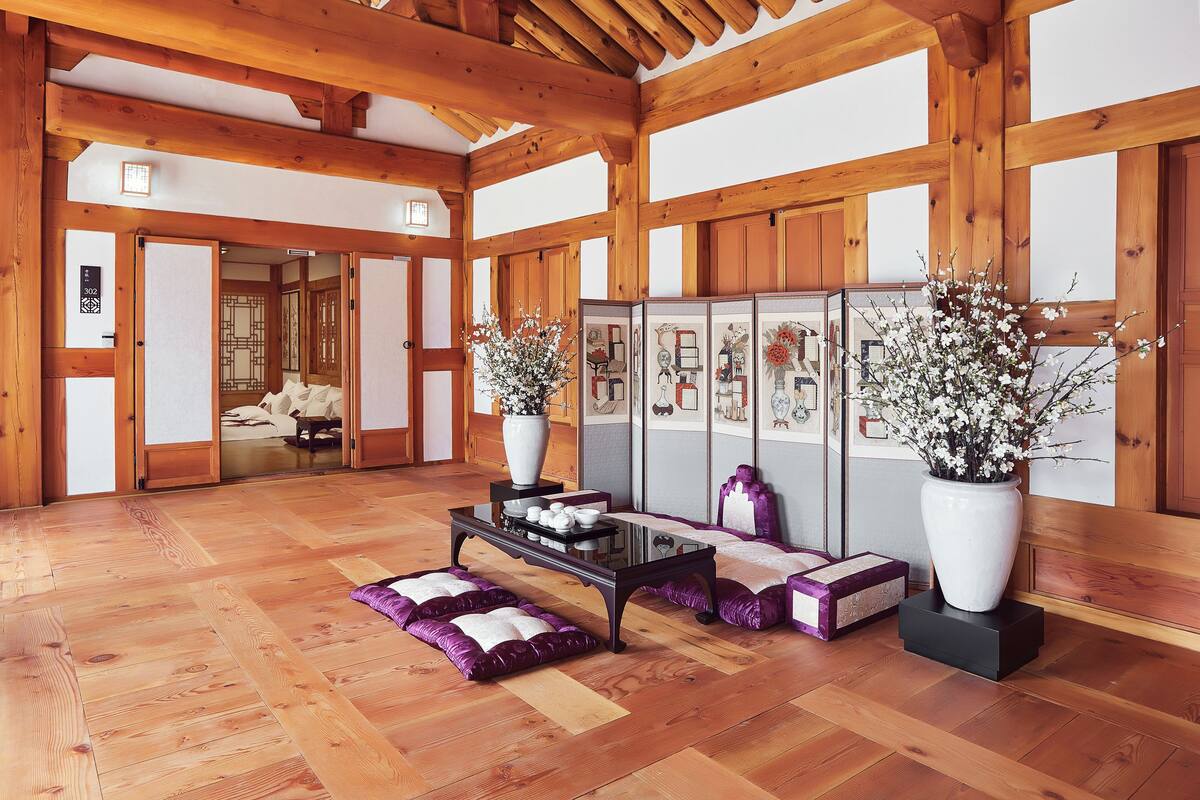 deluxe suite (hanok view) | lobby sitting area