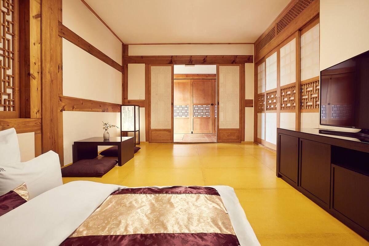 Deluxe Room (Daechung - Hanok View, Ondol) | Free minibar, soundproofing, iron/ironing board (on request), free WiFi