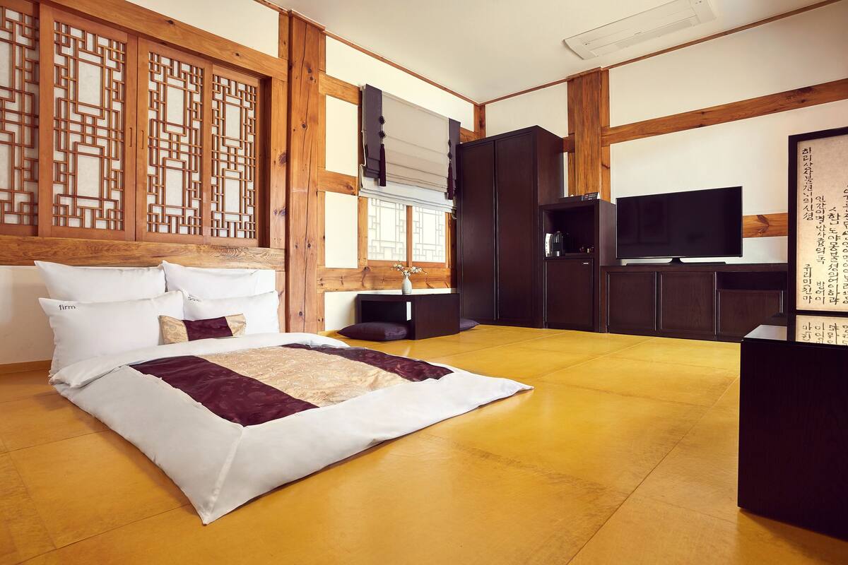 Deluxe Ondol (Hanok View) | Free minibar, soundproofing, iron/ironing board (on request), free WiFi