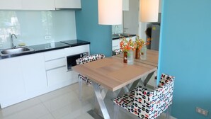 Private kitchen - Atlantis Condo Jomtien by Nan (Pattaya)