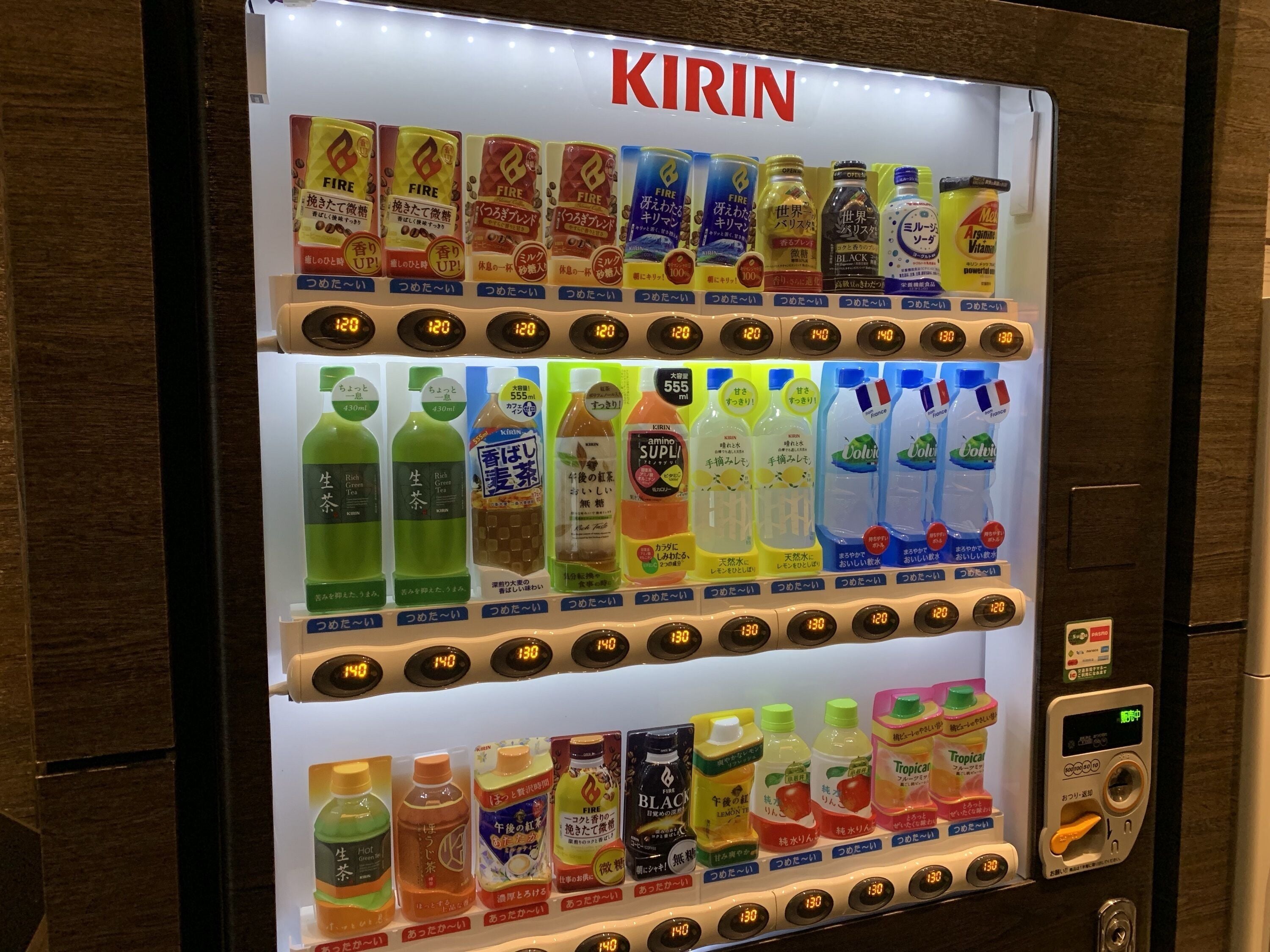 Máquina expendedora con diversas bebidas y aperitivos, incluyendo productos Kirin.