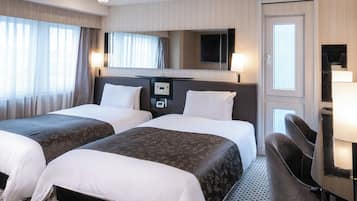 Kahden hengen deluxe-huone (kaksi sänkyä), tupakointi kielletty | Ylelliset vuodevaatteet, untuvapeitot, työpöytä, pimennysverhot