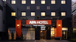 Een modern hotel met een opvallend bord waarop 